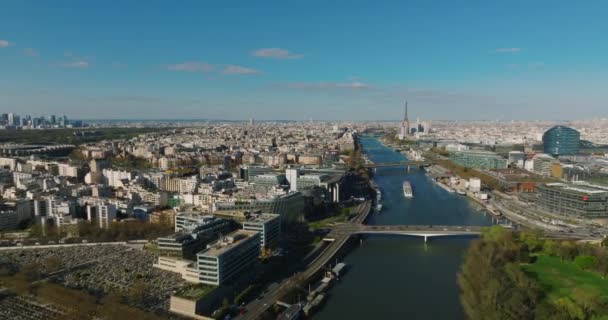Vídeo Aéreo París Con Vistas Los Puentes Río Sena Torre — Vídeos de Stock