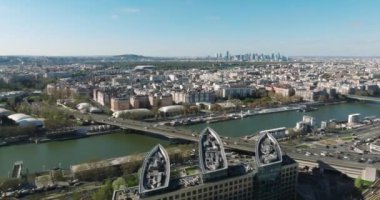 Sen Nehri Paris, Fransa, günbatımı hava aracı manzarası, Paris Fransa. Sinematik 4K. Yüksek kalite 4k görüntü