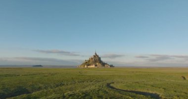 Mont Saint-Michel 'in üzerinden uç, Avrupa' nın en unutulmaz manzaralarından biri. Normandiya ve Brittany 'nin birleştiği körfezde yer alan ada, dünyanın dört bir yanından gelen turistlerin dikkatini çekiyor..