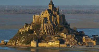 Mont Saint-Michel 'in üzerinden uç, Avrupa' nın en unutulmaz manzaralarından biri. Normandiya ve Brittany 'nin birleştiği körfezde yer alan ada, dünyanın dört bir yanından gelen turistlerin dikkatini çekiyor..