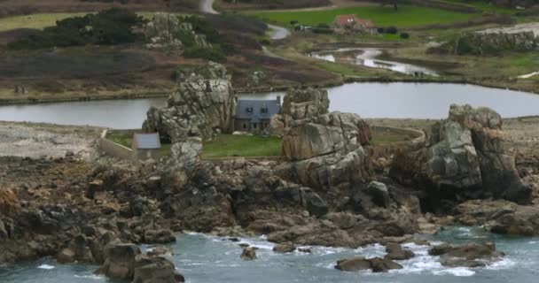 布列塔尼岛上岩石中的老房子 在空中俯瞰着大西洋的岩石海岸 大海低潮 水中的岩石 高质量的4K镜头 — 图库视频影像