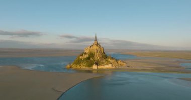Mont Saint-Michel 'in üzerinden uç, Avrupa' nın en unutulmaz manzaralarından biri. Normandiya ve Brittany 'nin birleştiği körfezde yer alan ada, dünyanın dört bir yanından gelen turistlerin dikkatini çekiyor..