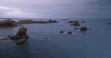 Atlantik Okyanusu 'nun kayalık kıyılarının hava manzarası, okyanusun alçak akıntısı, sudaki kayalar. Bretagne, Fransa 'da havadan çekilmiş. Yüksek kalite 4k görüntü