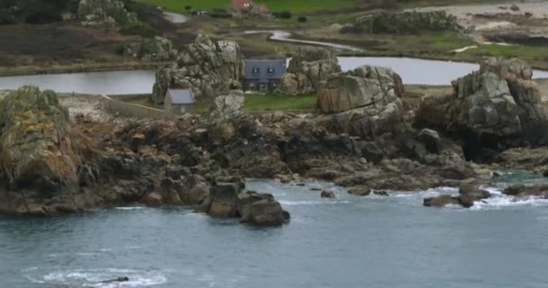 Старый Дом Скалах Берегу Океана Бретани Вид Воздуха Скалистое Побережье — стоковое видео