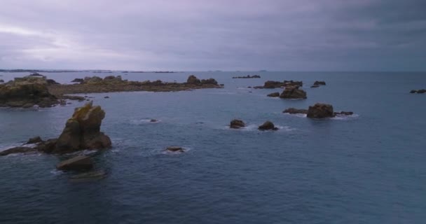 Vzdušný Výhled Skalnaté Pobřeží Atlantského Oceánu Příliv Odliv Skály Vodě — Stock video
