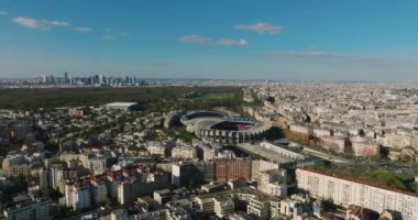 Paris 'teki modern bir futbol stadyumu 2024 yılında Fransa' nın başkentinde yapılacak Yaz Olimpiyatları için hazırlandı. Paris 'teki spor tesisi. Yüksek kalite 4k görüntü