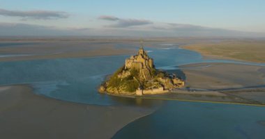 Deniz manzaralı kalede Mont Saint Michel. Normandiya ve Brittany 'nin birleştiği körfezde yer alan ada, dünyanın dört bir yanından gelen turistlerin dikkatini çekiyor. Yüksek kalite 4k görüntü