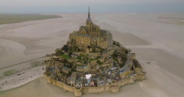 Deniz manzaralı kalede Mont Saint Michel. Normandiya ve Brittany 'nin birleştiği körfezde yer alan ada, dünyanın dört bir yanından gelen turistlerin dikkatini çekiyor. Yüksek kalite 4k görüntü