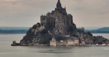 Mont Saint-Michel 'in üzerinden uç, Avrupa' nın en unutulmaz manzaralarından biri. Normandiya ve Brittany 'nin birleştiği körfezde yer alan ada, dünyanın dört bir yanından gelen turistlerin dikkatini çekiyor..
