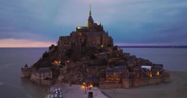 Deniz manzaralı kalede Mont Saint Michel. Normandiya ve Brittany 'nin birleştiği körfezde yer alan ada, dünyanın dört bir yanından gelen turistlerin dikkatini çekiyor. Yüksek kalite 4k görüntü