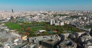 Paris 'teki modern bir futbol stadyumu 2024 yılında Fransa' nın başkentinde yapılacak Yaz Olimpiyatları için hazırlandı. Paris 'teki spor tesisi. Yüksek kalite 4k görüntü