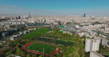 Paris 'teki modern bir futbol stadyumu 2024 yılında Fransa' nın başkentinde yapılacak Yaz Olimpiyatları için hazırlandı. Paris 'teki spor tesisi. Yüksek kalite 4k görüntü