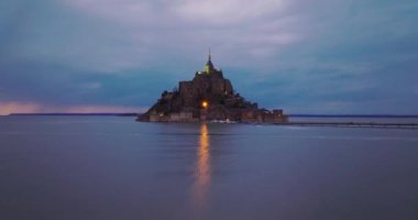 Deniz manzaralı kalede Mont Saint Michel. Normandiya ve Brittany 'nin birleştiği körfezde yer alan ada, dünyanın dört bir yanından gelen turistlerin dikkatini çekiyor. Yüksek kalite 4k görüntü