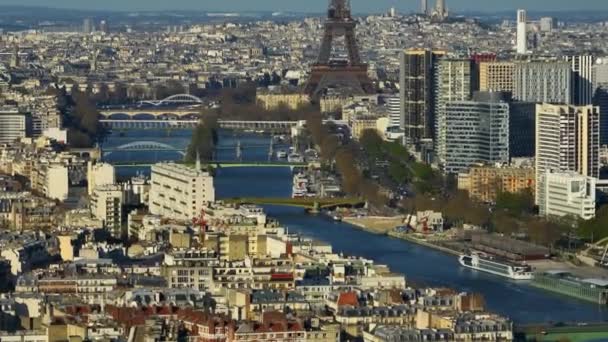 Flygdrönare Avlägsen Solnedgång Utsikt Över Tour Eiffeltornet Och Seine River — Stockvideo