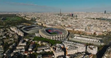 Paris, Fransa 'daki modern bir spor stadyumunun kuş bakışı görüntüsü. Bir İHA 2024 Yaz Olimpiyatları için bir spor tesisinin üzerinde uçuyor. Şehir merkezinin ve çatılarının havadan görüntüsü.
