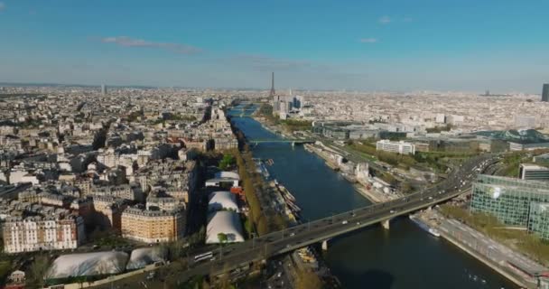 Avión Teledirigido Lejano Atardecer Vista Tour Torre Eiffel Río Sena — Vídeo de stock