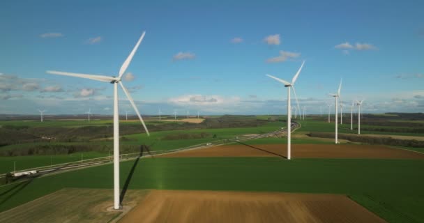 可再生能源 站在绿地上的风力涡轮机的空中景观 一个有风力涡轮机的农场的空中景观 生产清洁可再生能源 替代能源 — 图库视频影像