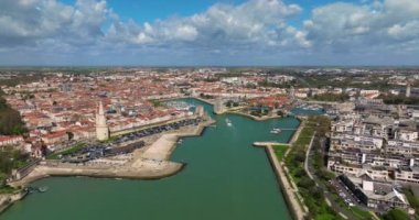 La Rochelle, Fransa 'nın havadan görünüşü. İHA körfezin üzerinde ve yatların üzerinde uçuyor. Tekne Chiene Tur 'u ile Saint-Nicolas Kulesi' nin arasından geçiyor..