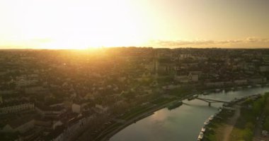 Ortaçağ şehri Auxerre, Fransa 'nın havadan görünüşü. Şehir merkezinin ve çatıların havadan görüntüsü. İnsansız hava aracı gün batımında şehrin üzerinde uçuyor. Auxerre 'in merkezindeki güzel caddelerin manzarası.