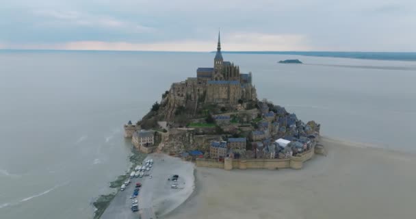 飞越圣米歇尔山 欧洲最难忘的风景之一 该岛地处诺曼底和布列塔尼合并的海湾 吸引了来自世界各地的游客 — 图库视频影像