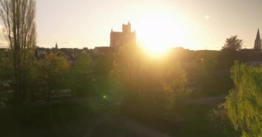 Ortaçağ şehri Auxerre, Fransa 'nın havadan görünüşü. Şehir merkezinin ve çatıların havadan görüntüsü. İnsansız hava aracı gün batımında şehrin üzerinde uçuyor. Auxerre 'in merkezindeki güzel caddelerin manzarası.