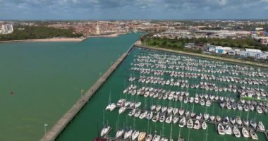 La Rochelle, Fransa 'nın havadan görünüşü. İHA körfezin üzerinde ve yatların üzerinde uçuyor. Tekne Chiene Tur 'u ile Saint-Nicolas Kulesi' nin arasından geçiyor..