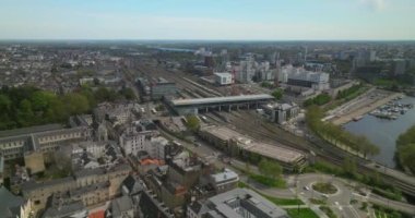 Fransa 'nın Nantes şehrinin havadan manzarası. Şehir merkezinin ve çatıların kuş gözü. Nantes kasabasının havadan görünüşü, Fransa 'nın ana kuzeybatı metropoliten birleşimlerinden biri..