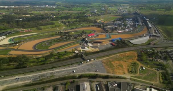 在勒芒举行的24小时终站赛车比赛的赛道航拍 欧洲有名的绕行道 法国的赛车 — 图库视频影像