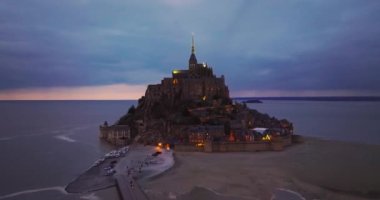 Mont Saint-Michel 'in üzerinden uç, Avrupa' nın en unutulmaz manzaralarından biri. Normandiya ve Brittany 'nin birleştiği körfezde yer alan ada, dünyanın dört bir yanından gelen turistlerin dikkatini çekiyor..