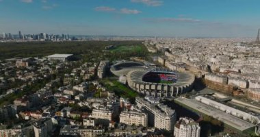 Paris, Fransa 'daki modern bir spor stadyumunun kuş bakışı görüntüsü. Bir İHA bir spor tesisinin üzerinde uçuyor. Şehir merkezinin ve çatıların havadan görüntüsü. Yüksek kalite 4k görüntü
