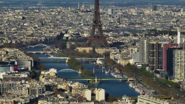 Avión Teledirigido Lejano Atardecer Vista Tour Torre Eiffel Río Sena — Vídeos de Stock