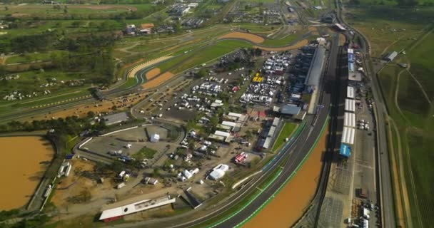 法国勒芒 2023年4月15日 在勒芒举行的24小时终点赛车比赛的航拍 欧洲有名的绕行道 法国的赛车 — 图库视频影像