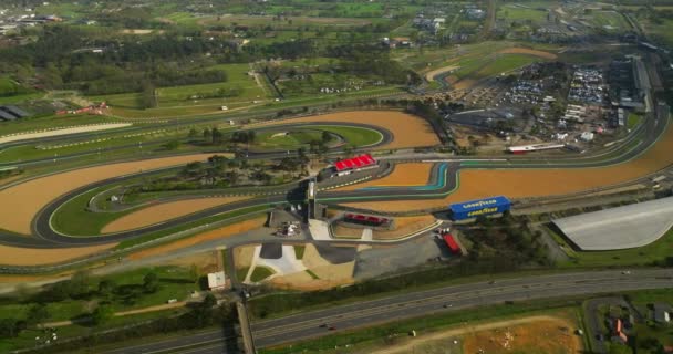 フランス 2023年4月15日 マン24時間耐久レースを開催するレーストラックの空中ビュー ヨーロッパで有名な曲がりくねった道 フランスでのカーレース — ストック動画