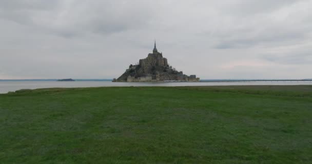 Repüljön Mont Saint Michel Felett Európa Egyik Legfelejthetetlenebb Látványossága Öbölben — Stock videók