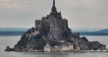 Deniz manzaralı kalede Mont Saint Michel. Normandiya ve Brittany 'nin birleştiği körfezde yer alan ada, dünyanın dört bir yanından gelen turistlerin dikkatini çekiyor. Yüksek kalite 4k görüntü