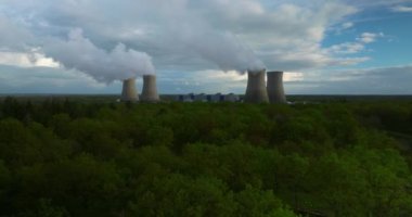 Hava manzaralı nükleer enerji santrali. Atomik enerji santralleri düşük karbon ayak izine sahip çok önemli elektrik kaynaklarıdır. Fransa 'daki büyük emisyon kaynaklarına hava görüntüsü.