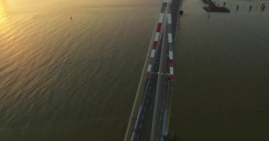 Saint Nazaire Köprüsü 'nün hava manzarası Loire Nehri' ni kaplayan ve Saint Nazaire ile Saint Brevin les Pins 'i birbirine bağlayan bir köprü olarak Fransa' nın Brittany, Loire Atlantique bölgesinde kaldı..