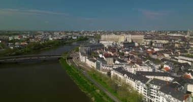 Fransa 'nın Nantes şehrinin havadan manzarası. Şehir merkezinin ve çatıların kuş gözü. Nantes kasabasının havadan görünüşü, Fransa 'nın ana kuzeybatı metropoliten birleşimlerinden biri..