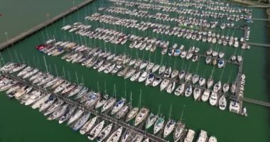 Fransa La Rochelle 'deki en büyük yat limanı. Fransa 'da pahalı ve lüks yatların havadan görünüşü. La Rochelle 'de yat kullanmak için sessiz bir Fransız körfezi. Rıhtımda beyaz yatlar var..