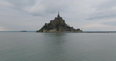 Mont Saint-Michel 'in üzerinden uç, Avrupa' nın en unutulmaz manzaralarından biri. Normandiya ve Brittany 'nin birleştiği körfezde yer alan ada, dünyanın dört bir yanından gelen turistlerin dikkatini çekiyor..