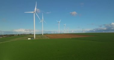 Temiz sürdürülebilir enerji üreten büyük rüzgar türbinlerinin hava görüntüsü. Alternatif enerji. Rüzgar türbinleri elektrik enerjisi üretiyor. Temiz yenilenebilir enerji teknolojileri. Rüzgar santralleri.