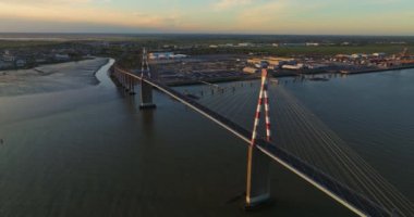 Saint Nazaire Köprüsü 'nün hava manzarası Loire Nehri' ni kaplayan ve Saint Nazaire ile Saint Brevin les Pins 'i birbirine bağlayan bir köprü olarak Fransa' nın Brittany, Loire Atlantique bölgesinde kaldı..