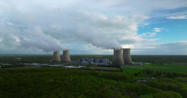 Aerial Maisema Ydinvoimalaitoksen Jäähdytys Tornit Yksi Suurimmista Ydinvoimaloista Ranskassa Vastaan — kuvapankkivideo