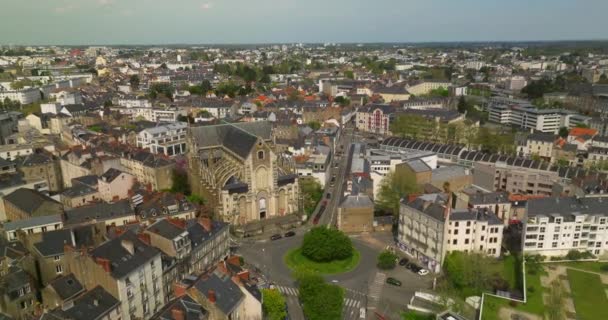 フランスのナント市の空中風景 市内中心部と屋根の鳥の目 フランス北西部の大都市集積地の一つであるナント市の空中写真 — ストック動画