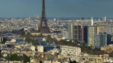 Paris seine nehri havası Fransa havası. Gün batımında Paris üzerinde uçan bir İHA 'nın parallaks mercek etkisi. Fransa 'nın başkentinde helikopter uçuşu. Hava görünümü.
