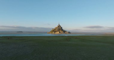 Deniz manzaralı kalede Mont Saint Michel. Normandiya ve Brittany 'nin birleştiği körfezde yer alan ada, dünyanın dört bir yanından gelen turistlerin dikkatini çekiyor. Yüksek kalite 4k görüntü