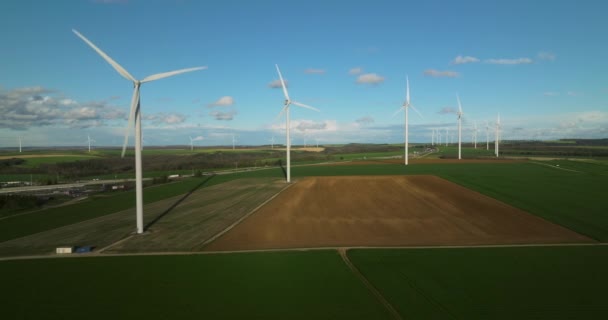 空中拍摄的大型风力涡轮机产生的清洁可持续能源 替代能源 风力涡轮机发电风能 清洁可再生能源技术 风力发电厂 — 图库视频影像
