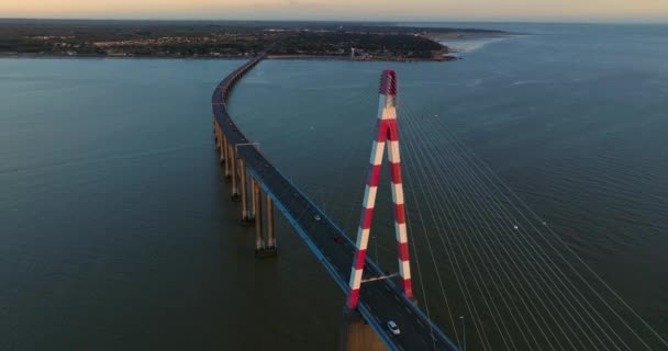 Летающий Над Дорогой Французского Канатного Моста Удивительный Восход Солнца Вид — стоковое видео