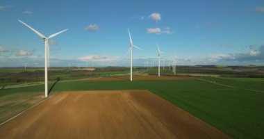 Temiz sürdürülebilir enerji üreten büyük rüzgar türbinlerinin hava görüntüsü. Alternatif enerji. Rüzgar türbinleri elektrik enerjisi üretiyor. Temiz yenilenebilir enerji teknolojileri. Rüzgar santralleri.