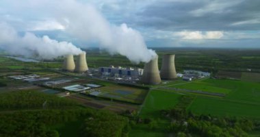 Fransa 'nın en büyük nükleer santrallerinden birinin soğutma kulelerinin bulunduğu bir nükleer enerji santralinin hava manzarası güzel bulutlu bir gökyüzüne karşı. Ucuz elektrik, Avrupa nükleer enerji santrali.